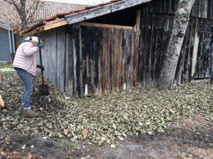 Travail des benevoles Cabane ostreicole architecture traditionnelle Pays de Buch